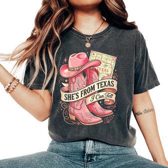 She's From Texas I Can Tell Cowboy Boots Hat Texas's Girl Women's Oversized Comfort T-Shirt - Thegiftio UK