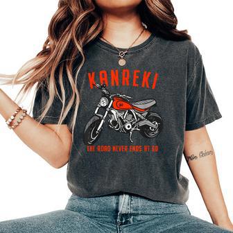 還暦祝い バイク好き 車好き 父 男性 女性 クラシック 60歳 The Road Never Ends At 60 レディースオーバーサイズコンフォートTシャツ - Kawaiitshirt