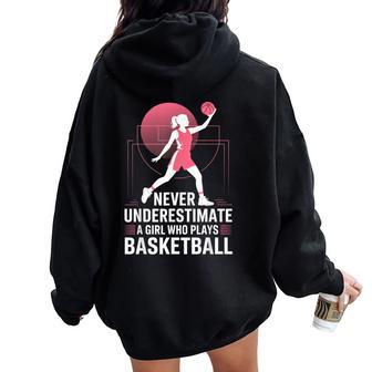 Hoops Never Underestimate A Girl Who Playing Basketball レディース オーバーサイズ パーカー バックプリント - Kawaiitshirt