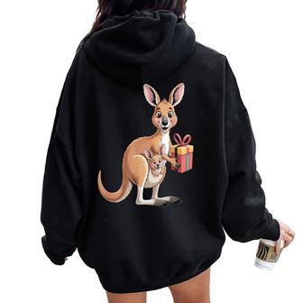 Maman Kangourou Mignonne Tenant Une Boîte Colorée Sweat à capuche oversize pour femme avec imprimé dans le dos - Cadeauxyz