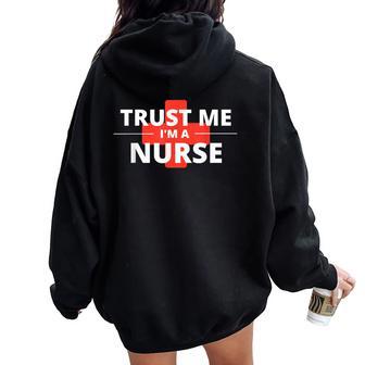 Trust Me Im A Nurseシャツは、すべての看護師、家族、友人に贈ることができます。 レディース オーバーサイズ パーカー バックプリント - Kawaiitshirt