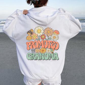 Promoted To Grandma Expecting Baby Daisy Groovy Wildflower レディース オーバーサイズ パーカー バックプリント - Kawaiitshirt