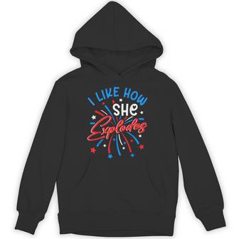 I Like How She Explodes 4Th July Fireworks Couple Joke Hoodie - Thegiftio UK