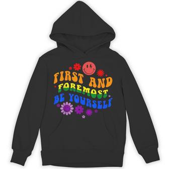 レトロな虹色デザイン 力強いlgbtqプライドメッセージ付き パーカー - Kawaiitshirt