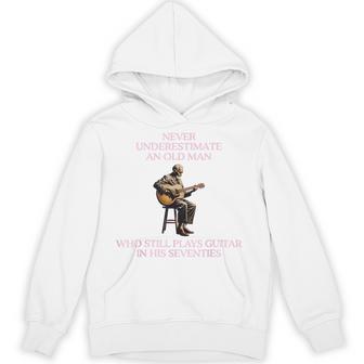 70年代のオールドマンギターを過小評価しないでください パーカー - Kawaiitshirt