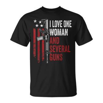 Amo Una Donna E Diverse Pistole Gun Joke Maglietta - Novitaregali