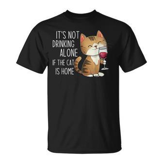 It's Not Drinking Alone If The Cat Is Home 面白い猫とワイン Tシャツ - Kawaiitshirt