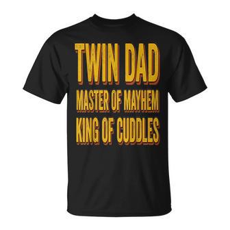 Twin Dad 父の日 ツインダッド メイヘムのマスター 抱きしめる王様 Tシャツ - Kawaiitshirt