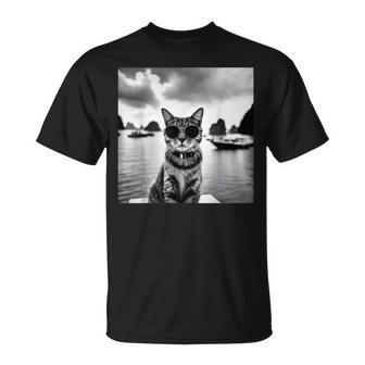ベトナムのハロン湾でサングラスをかけた猫 Tシャツ - Kawaiitshirt