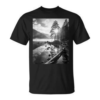 白黒写真 木と川の写真 Tシャツ - Kawaiitshirt