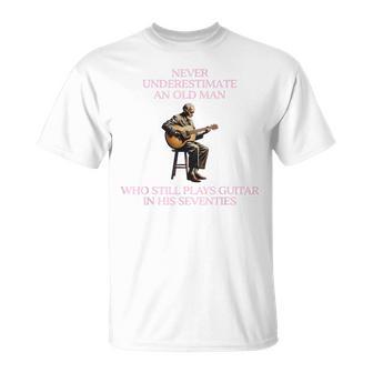 70年代のオールドマンギターを過小評価しないでください Tシャツ - Kawaiitshirt