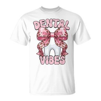 Dentalibes 歯 ピンク ヒョウ柄 弓 歯科医 Tシャツ - Kawaiitshirt