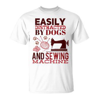 犬やミシンに気を取られやすい おもしろ裁縫 Tシャツ - Kawaiitshirt