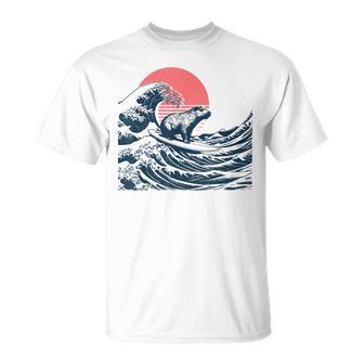 神奈川沖のビッグウェーブでサーフィンをするサーファーのカピバラ Tシャツ - Kawaiitshirt