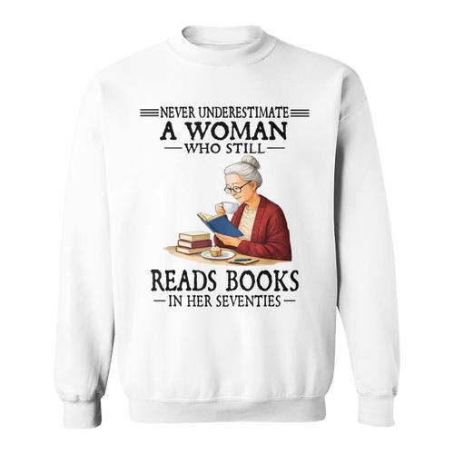 Never Underestimate A Woman Who Still Reads Books In Her Sweatshirt - Bookorys DE