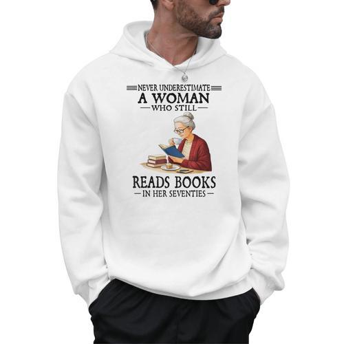 Never Underestimate A Woman Who Still Reads Books In Her Men Hoodie - Bookorys DE