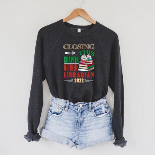 Closing This Chapter Retired Librarian 2022 Retirement Book Raglan Sleeve Sweatshirt - Bookorys