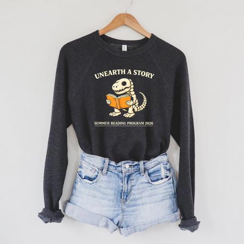 Dinosaur Books Readers Summer Reading 2026 Unearth a Story Raglan Sleeve Sweatshirt - Bookorys DE