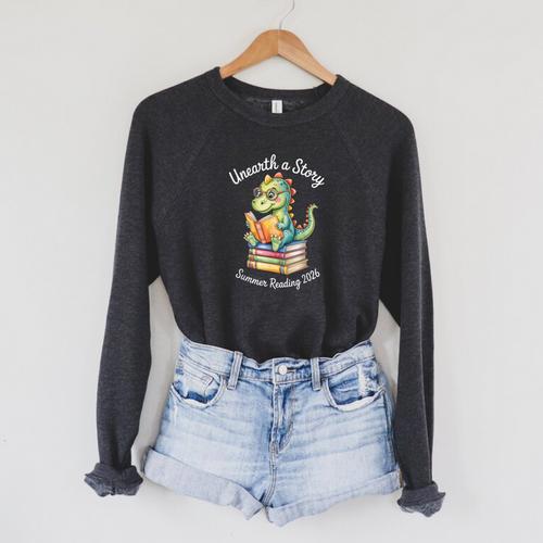 Unearth a Story Summer Reading 2026 Book Lovers Fun Raglan Sleeve Sweatshirt - Bookorys DE