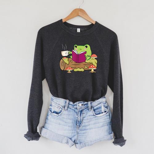 Cottagecore Aesthetic Kawaii Frog Reading Book Bookworm Raglan Sleeve Sweatshirt - Bookorys DE