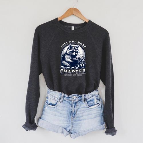 Just One More Chapter Raccoon Book Lover Raglan Sleeve Sweatshirt - Bookorys DE