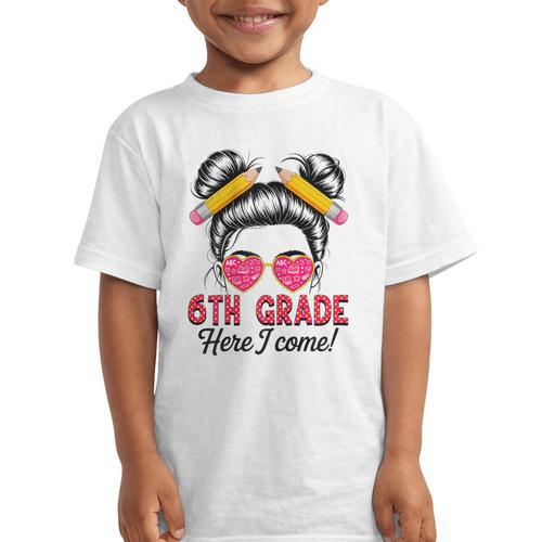 6th Grade Here I Come Messy Bun Hair Back To School Girls Graphic Kid T-Shirt - Savourry