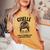 ジゼル普通の女の子と同じだけずっとかっこいい女の子名 レディースオーバーサイズコンフォートTシャツ Mustard ジゼル普通の女の子と同じだけずっとかっこいい女の子名 レディースオーバーサイズコンフォートTシャツ Mustard