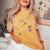 ハチドリと花のtシャツ レディースオーバーサイズコンフォートTシャツ Mustard ハチドリと花のtシャツ レディースオーバーサイズコンフォートTシャツ Mustard