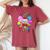 Just A Girl Who Loves Candy、レインボースイーツテスターギフト レディースオーバーサイズコンフォートTシャツ Crimson Just A Girl Who Loves Candy、レインボースイーツテスターギフト レディースオーバーサイズコンフォートTシャツ Crimson