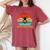 Save The Bees レトロスタイル 気候変動ave The Queen レディースオーバーサイズコンフォートTシャツ Crimson