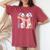 Waifu セクシー アニメ 女の子 角 ミニスカート 日本のレトロアート レディースオーバーサイズコンフォートTシャツ Crimson Waifu セクシー アニメ 女の子 角 ミニスカート 日本のレトロアート レディースオーバーサイズコンフォートTシャツ Crimson