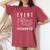イベント カメラマン カメラ スタッフ ジョブ 撮影 男性 女性 レディースオーバーサイズコンフォートTシャツ Crimson イベント カメラマン カメラ スタッフ ジョブ 撮影 男性 女性 レディースオーバーサイズコンフォートTシャツ Crimson