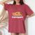 キッズ カピバラ シャツ 男の子 女の子 レディースオーバーサイズコンフォートTシャツ Crimson キッズ カピバラ シャツ 男の子 女の子 レディースオーバーサイズコンフォートTシャツ Crimson