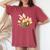 チューリップと蝶の花のデザイン。 レディースオーバーサイズコンフォートTシャツ Crimson