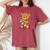 面白い花のテディベアコスチューム。 レディースオーバーサイズコンフォートTシャツ Crimson 面白い花のテディベアコスチューム。 レディースオーバーサイズコンフォートTシャツ Crimson