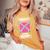 Mommy Garage Buddy 車愛好家 メカニック 自動車修理 レディースオーバーサイズコンフォートTシャツ Mustard Mommy Garage Buddy 車愛好家 メカニック 自動車修理 レディースオーバーサイズコンフォートTシャツ Mustard