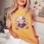 かわいいスーパーヒーローおばあちゃんスーパーヒーローおばあちゃん レディースオーバーサイズコンフォートTシャツ Mustard かわいいスーパーヒーローおばあちゃんスーパーヒーローおばあちゃん レディースオーバーサイズコンフォートTシャツ Mustard