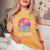 コナ ハワイ ハワイアン ハイビスカス 花 サーファー お土産 レディースオーバーサイズコンフォートTシャツ Mustard コナ ハワイ ハワイアン ハイビスカス 花 サーファー お土産 レディースオーバーサイズコンフォートTシャツ Mustard