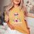 チワワの所有者のためのかわいいチワワのママサングラスの花 レディースオーバーサイズコンフォートTシャツ Mustard チワワの所有者のためのかわいいチワワのママサングラスの花 レディースオーバーサイズコンフォートTシャツ Mustard