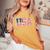 米国 愛国的なアメリカ国旗 男性 女性 キッズ 男の子 女の子 Us レディースオーバーサイズコンフォートTシャツ Mustard 米国 愛国的なアメリカ国旗 男性 女性 キッズ 男の子 女の子 Us レディースオーバーサイズコンフォートTシャツ Mustard