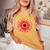 開花期のハンサムなガーベラの花 レディースオーバーサイズコンフォートTシャツ Mustard 開花期のハンサムなガーベラの花 レディースオーバーサイズコンフォートTシャツ Mustard