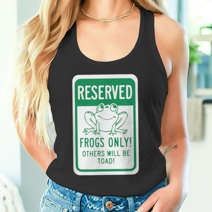Frogs OnlyOthers Will Be Toad- Frog Pun タンクトップ