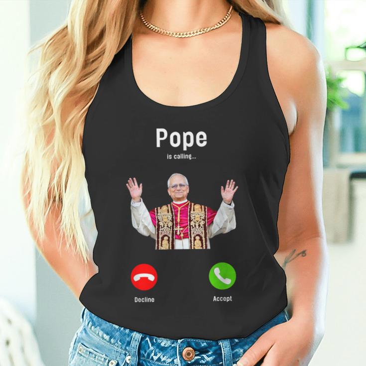 Pope Leo Xiv Is Calling Catholic Humor メンズ レディース タンクトップ