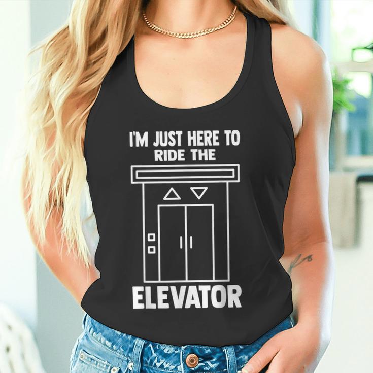 I'm Just Here To Ride The Elevator おもしろ引用エレベーター タンクトップ