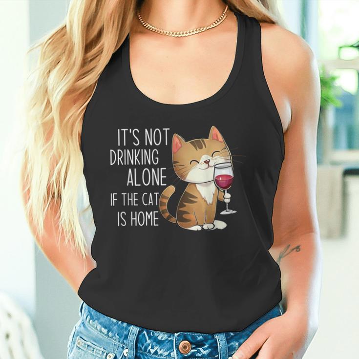 It's Not Drinking Alone If The Cat Is Home 面白い猫とワイン タンクトップ