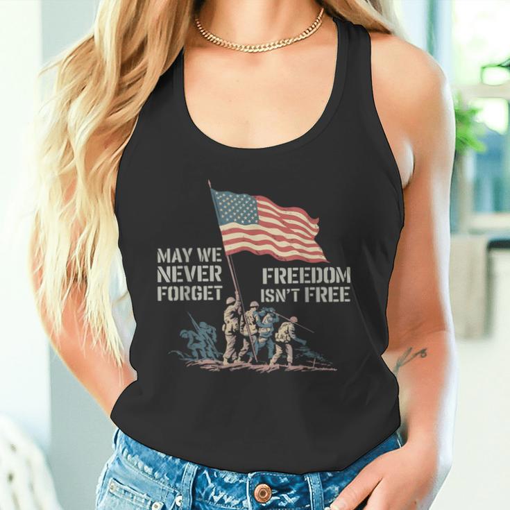 May We Never Forget Freedom Isnt Free アメリカ国旗 ベテラン タンクトップ