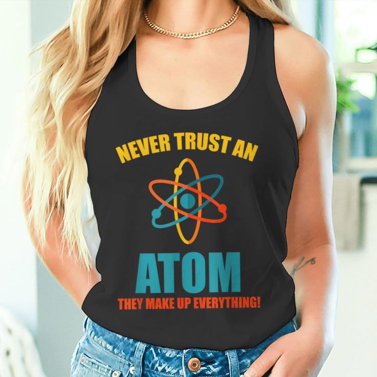 Never Trust An Atom グラフィック皮肉tシャツ タンクトップ