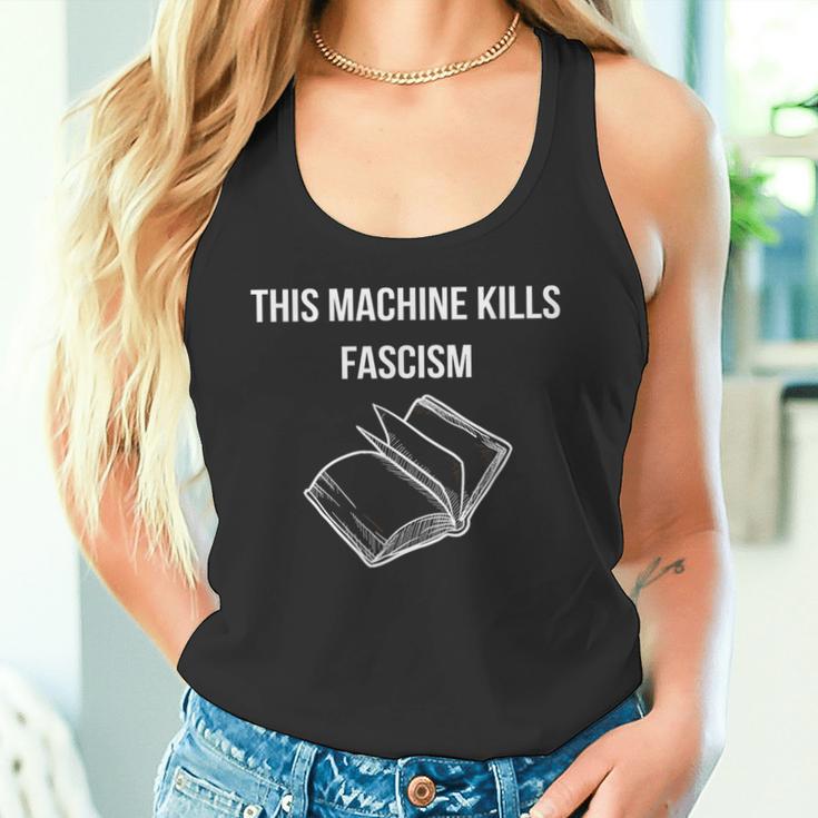 This Machine Kills Fascism 本読書 反トランプ タンクトップ