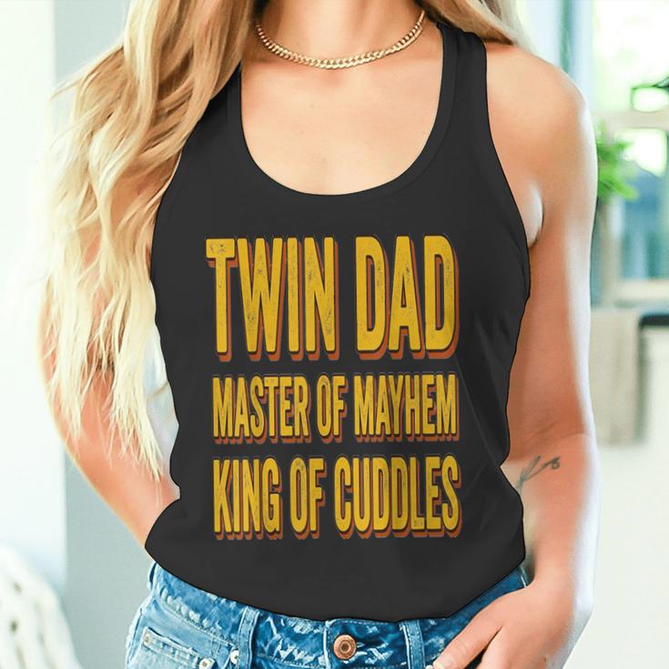 Twin Dad 父の日 ツインダッド メイヘムのマスター 抱きしめる王様 タンクトップ