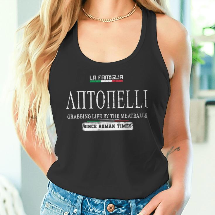 イタリアラ・ファミリア・アントネッリがミートボールで人生をつかむ タンクトップ